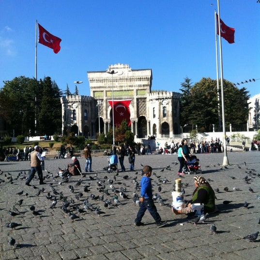 ساحة بيازيد السياحة في اسطنبول